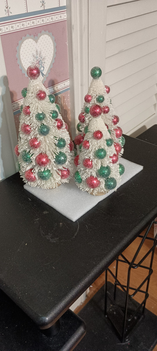 BETHANY LOWE- HOLIDAY BOTTLE BRUSH WHITE TREES WITH RED & GREEN BEADS.SET/3-NEW