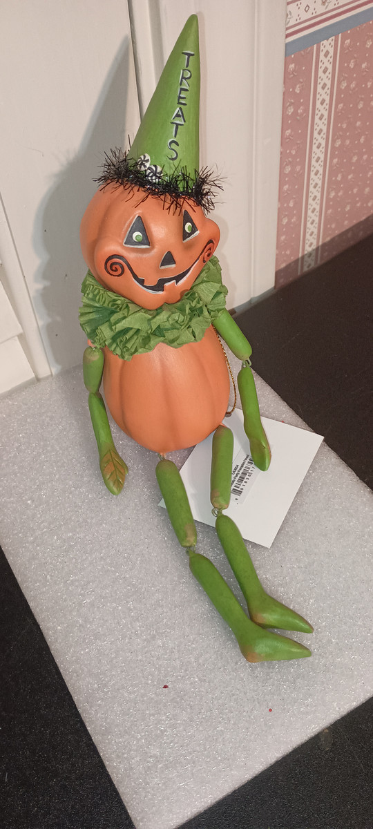 BETHANY LOWE-/LEE ANN KRESS HALLOWEEN FIGURINE- TREATS PARTY PUMPKIN HEAD-NEW