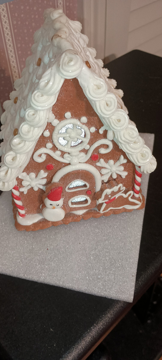 ROMAN GINGERBREAD HOUSE WITH SNOWMAN & REINDEER-LIGHTS-NEW