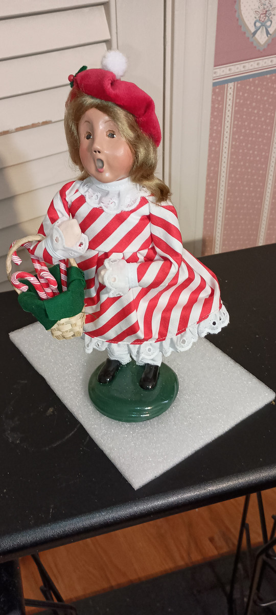 BYERS CHOICE CAROLERS-2025-CANDY CANE GIRL-NEW