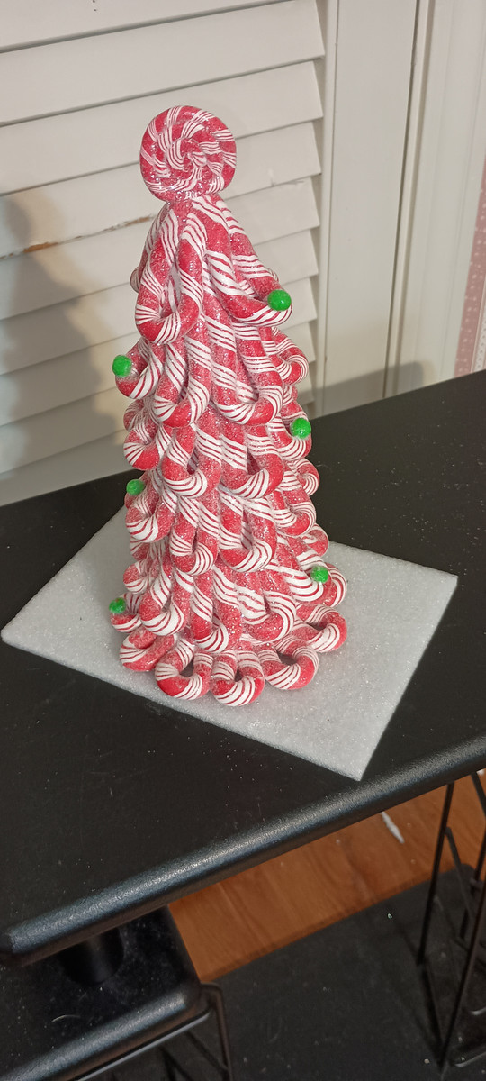 BYERS CHOICE CAROLERS ACCESSORY- RED CANDY CANE TREE-NEW- 2025