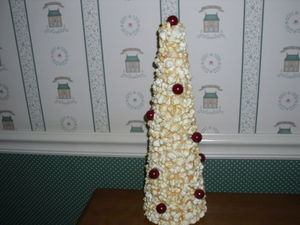 K&K INTERIORS 15" POPCORN & CRANBERRY  TREE-NEW