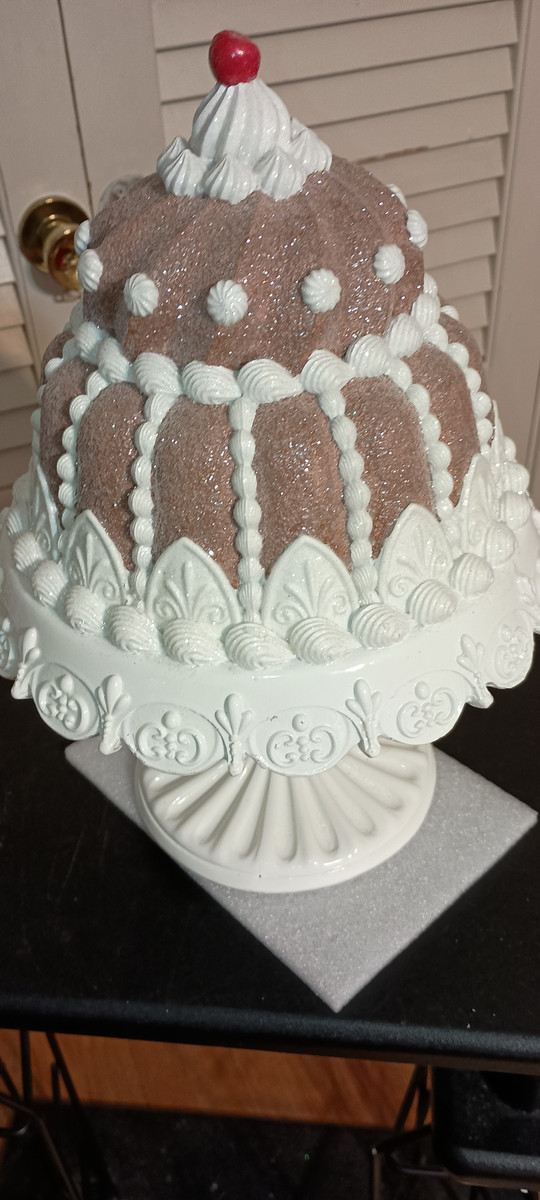 ROMAN- GINGERBREAD CAKE ON STAND-NEW