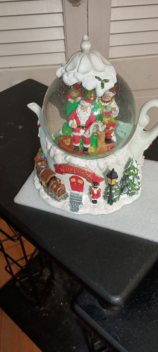 ROMAN- MUSICAL LED 120MM GLITTER DOME SWIRL-SANTA & MRS. CLAUS. NEW IN BOX.