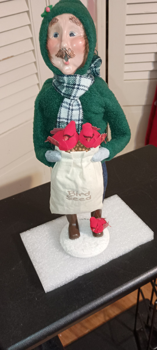 BYERS CHOICE  CAROLER-2022-MAN WITH CARDINALS-NEW
