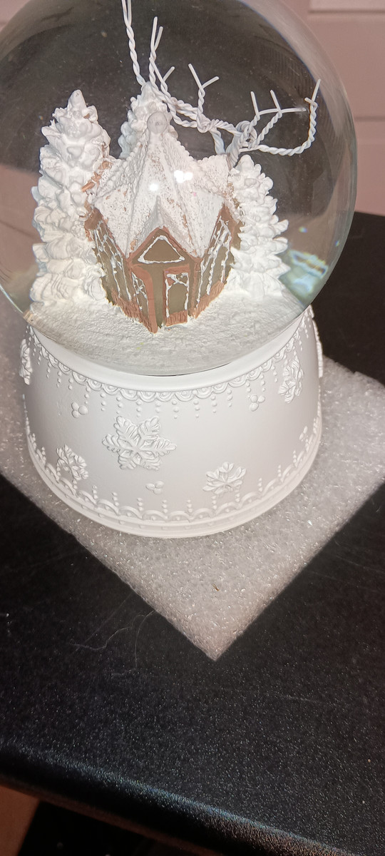 ROMAN-LED GINGERBREAD HOUSE GLITTERDOME-NEW IN BOX