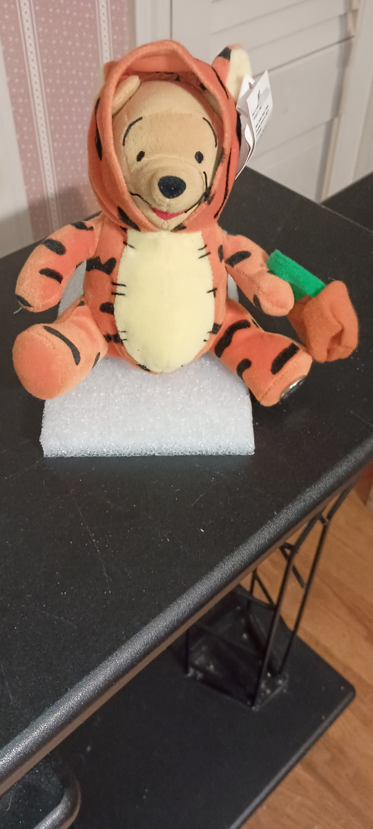 WALT DISNEY WORLD-2001 HALLOWEEN BEAN BAG PLUSH-WINNIE THE POOH DRESSED AS TIGGER-NEW WITH TAGS