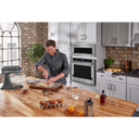 Four à micro-ondes à hotte intégrée à profil bas de 900 watts avec trousse de garniture étroite KitchenAid® YKMBT5011KS