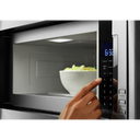 Four à micro-ondes à hotte intégrée à profil bas de 900 watts avec trousse de garniture étroite KitchenAid® YKMBT5011KS