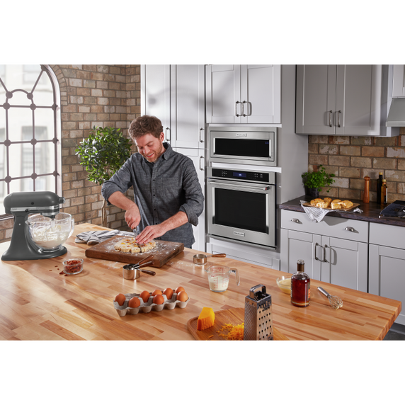 Four à micro-ondes à hotte intégrée à profil bas de 900 watts avec trousse de garniture étroite KitchenAid® YKMBT5011KS