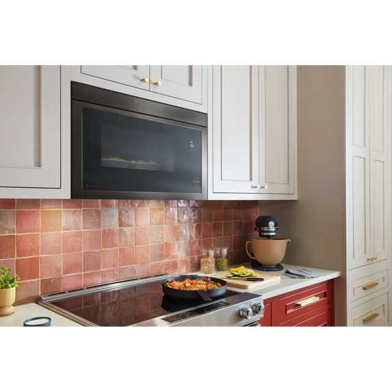 Four à micro-ondes à hotte intégrée au design encastré affleurant KitchenAid® YKMMF330PBS