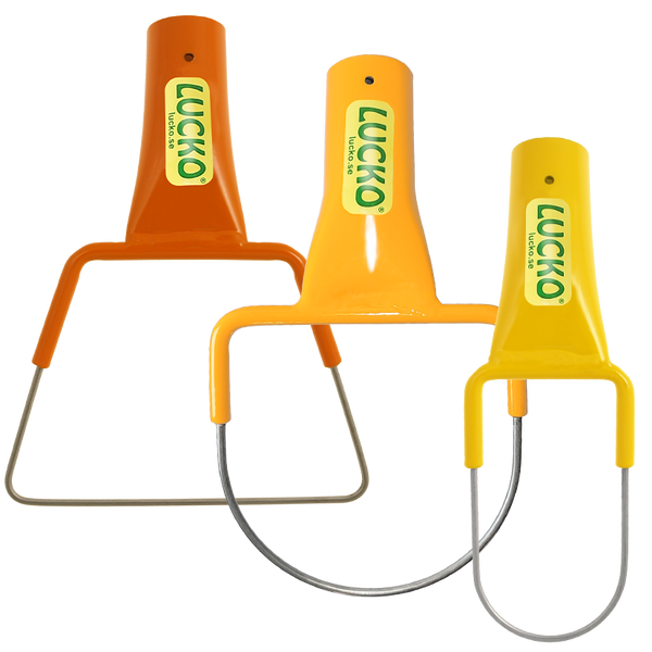 Tre olika trådredskap på vit bakgrund, effektiva ogräsrensare som används för att rycka upp ogräs med precision i rabatt och trädgårdsland.