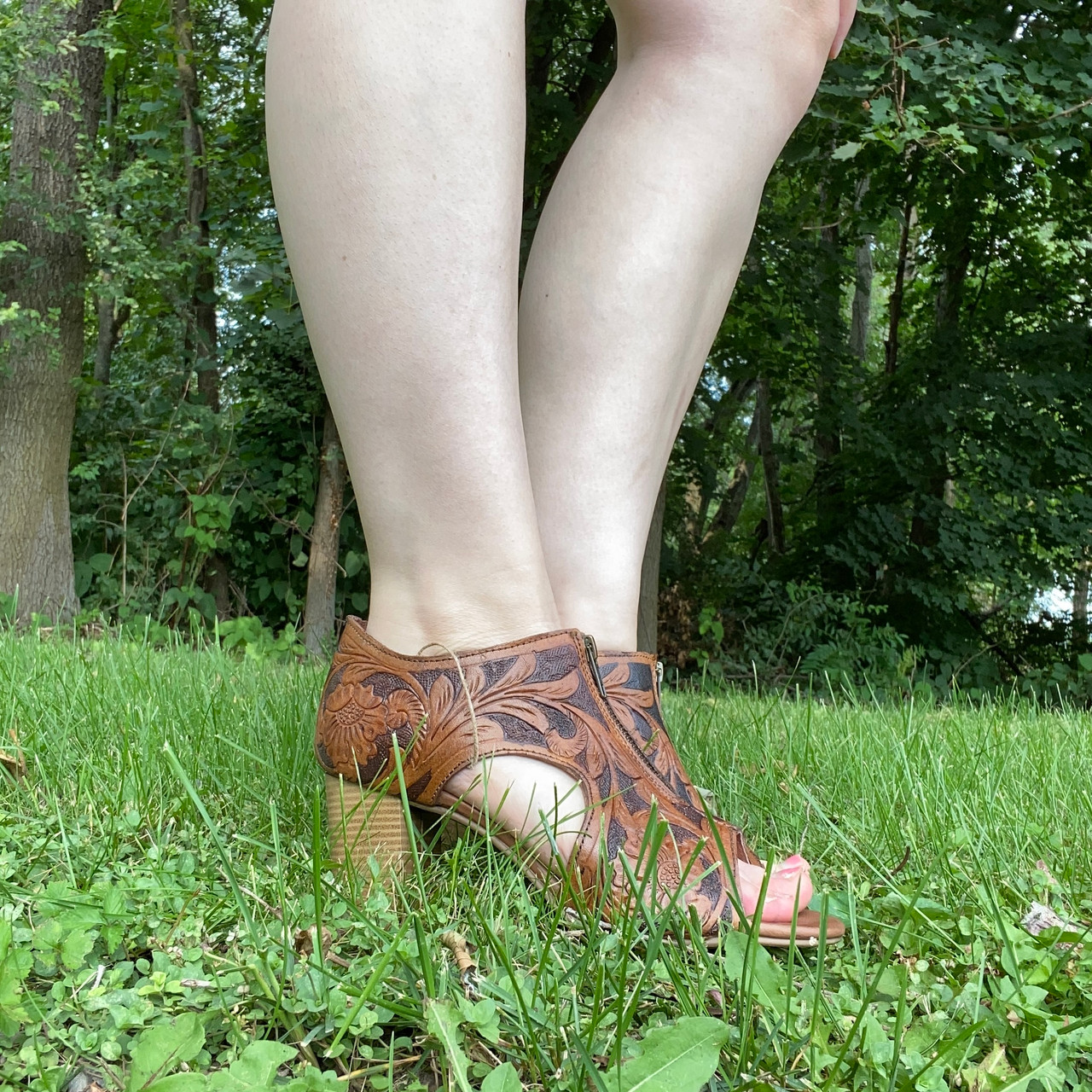Roper Women's Tan and Black Tooled Open Toe Mika Heeled Sandal