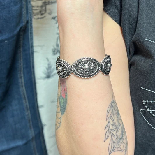 Silver Flower Concho Oval Stretch Bracelet