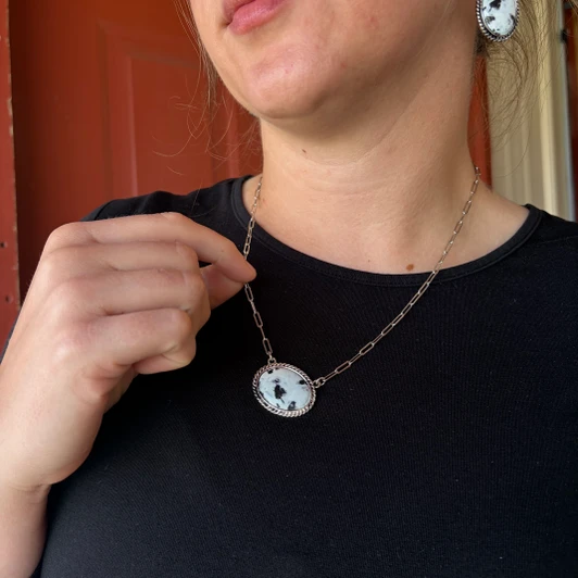 18" White Buffalo Rope Border Oval Pendant Necklace AN5264-SBWB