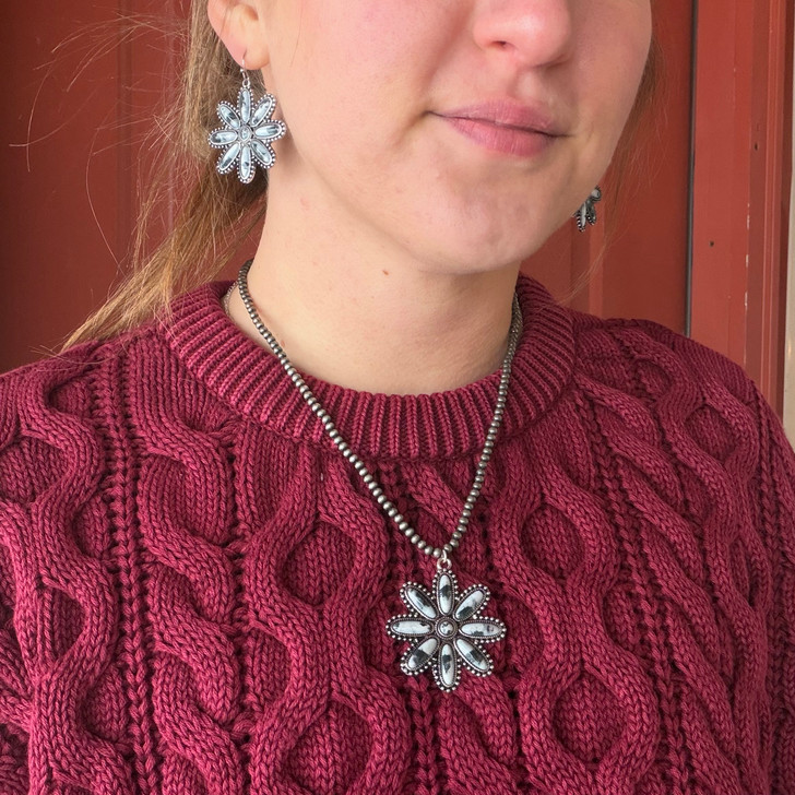 18" Faux Navajo Pearl & White Buffalo Flower Pendant Necklace AN4813-SBWB