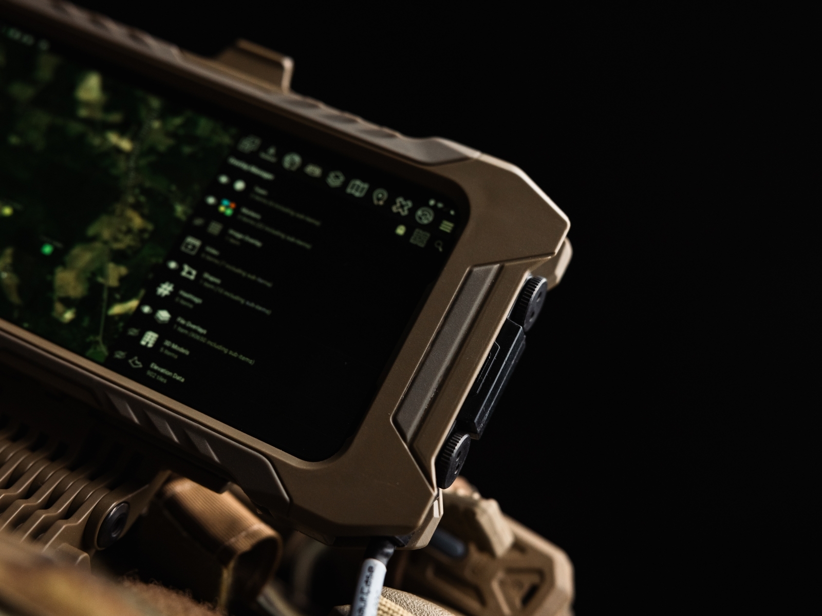 Juggernaut Case Source and Sink cable feature detail