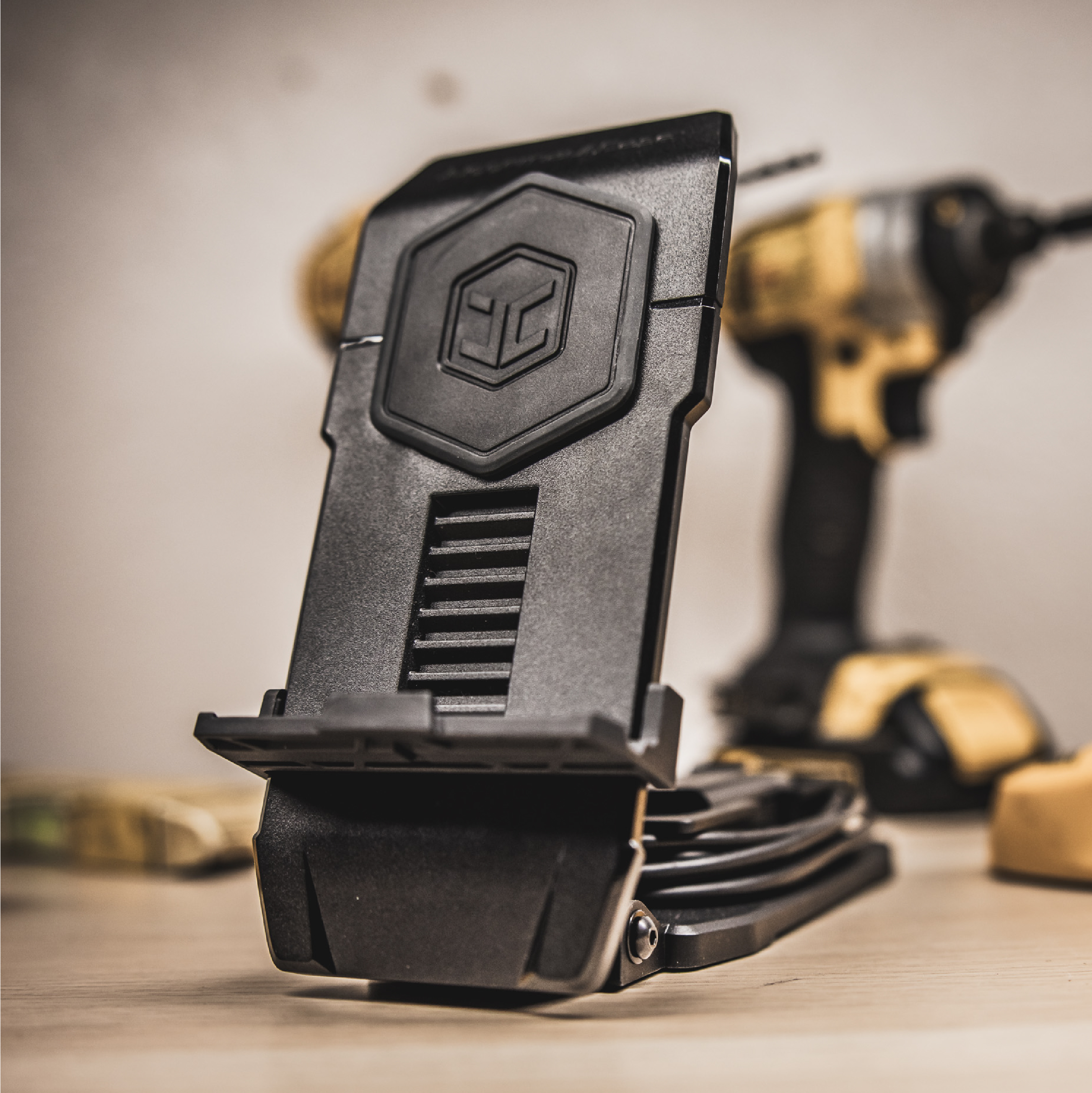 実物　Juggernaut Case マウント Juggernaut.Case™ Benchtop Inductive Charge Mount JG.BNTP.CHG-B