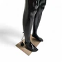 Close-up of the mannequin's feet, calf support and rectangular base