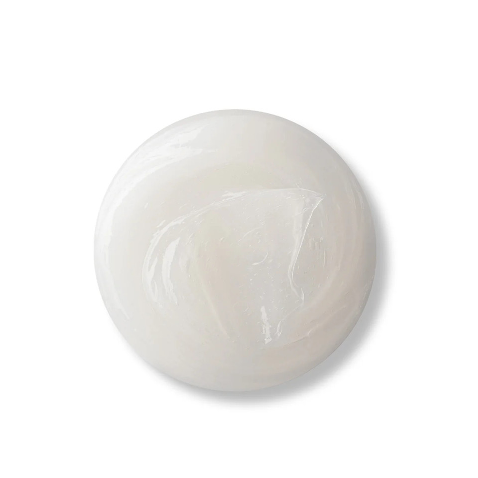 A 3-in-1 treatment for lips that need care: this balm nourishes, exfoliates gently, and calms irritation using ceramides, botanical butters and peptides.