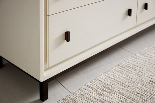 Blanc 8 drawer Dresser Close Up Image
