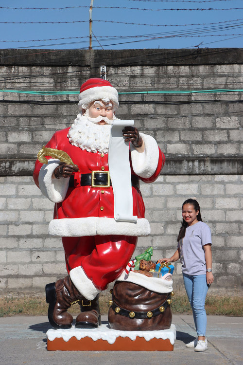 Santa?s Naughty or Nice List Statue 9ft Close Up Image