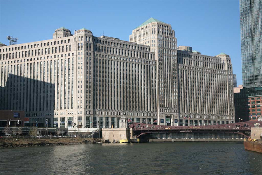 CHICAGO’S 90-YEAR-OLD MERCHANDISE MART STILL STANDS STRONG