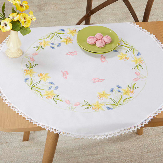 Herrschners Daffodil Wreath Table Topper Stamped Embroidery Kit
