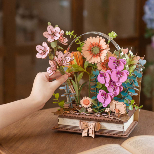 Robotime Blooming Book Flower Bouquet Model - Wood