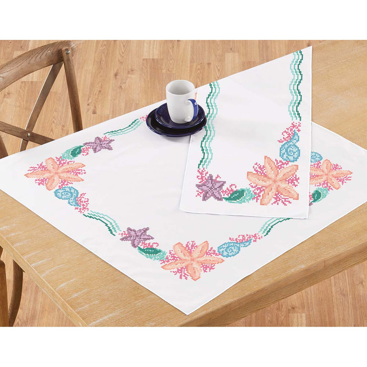 テーブル Herrschners Bright Corals Topper & Runner Stamped Cross-Stitch