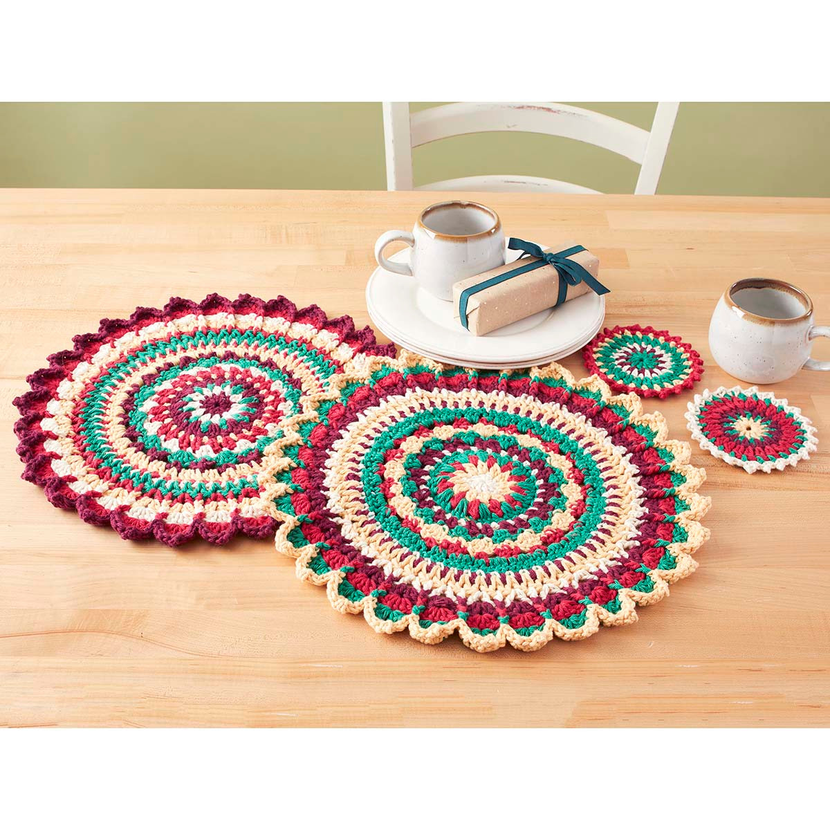 ラムダリリス クッション Herrschners Holiday Hearth Place Mats & Coasters Crochet Kit