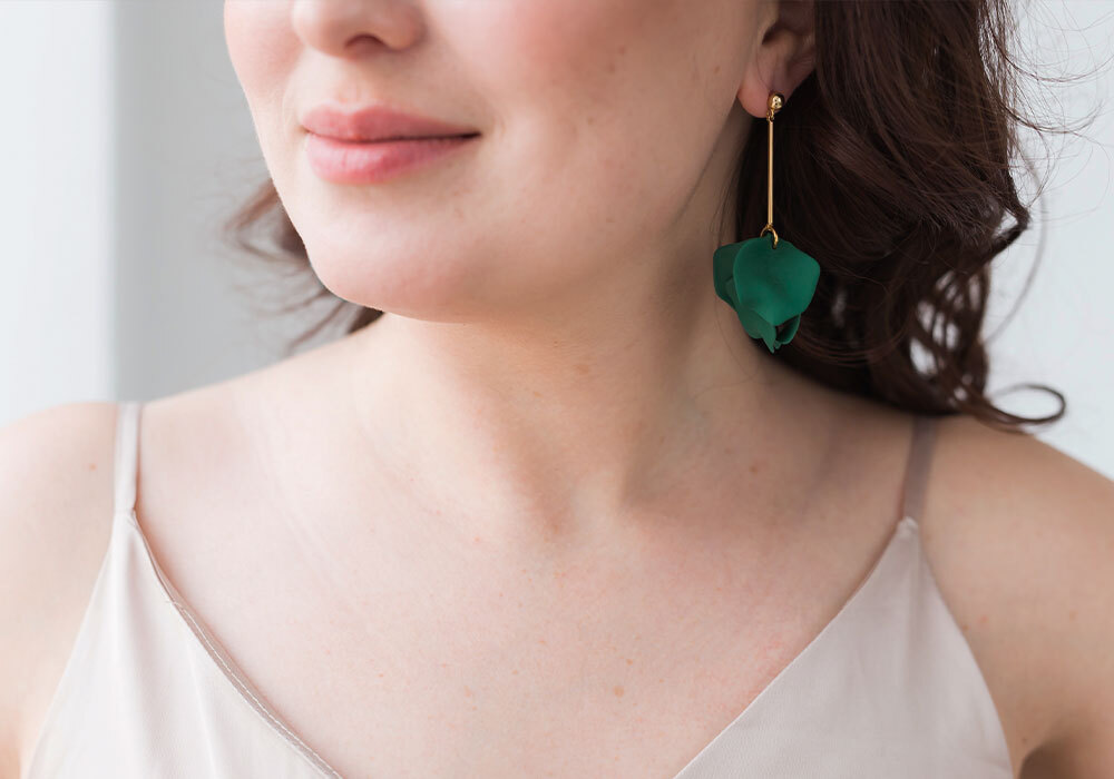 Puesta de pendientes en atuladofarma, tu farmacia en Vallecas