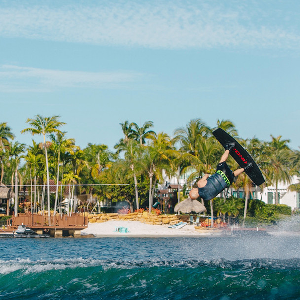 Ronix District 144 cm Wakeboard Package with District Bindings
