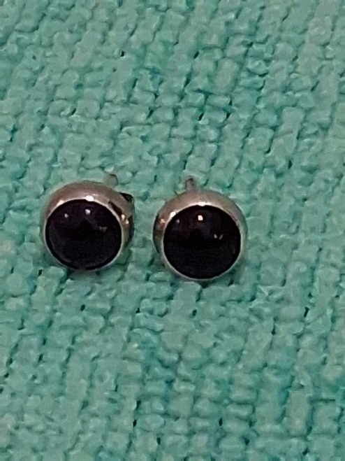 925 Sterling Silver Stud Earrings Featuring Round Purple Amethyst