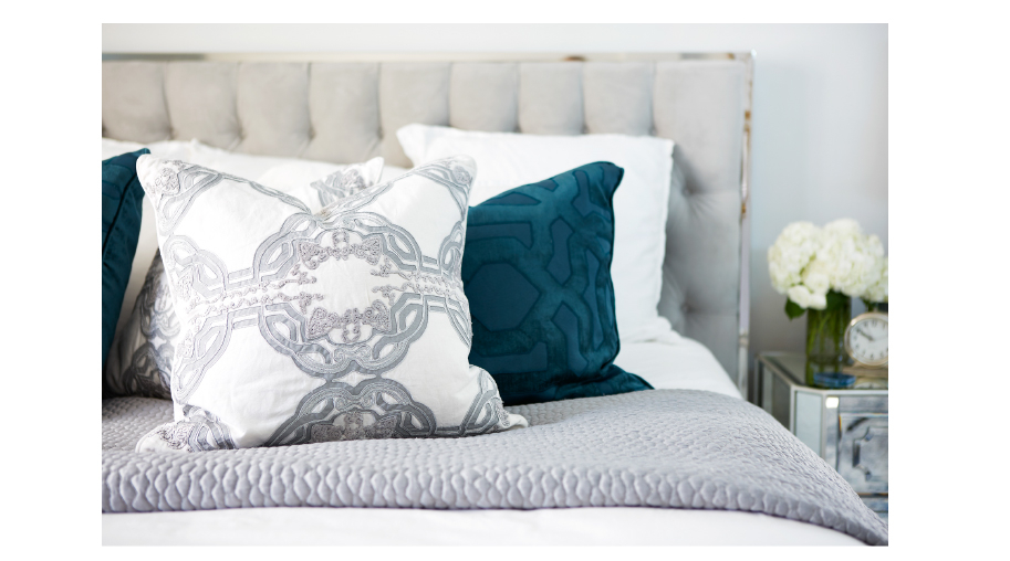 Jenny Bernheim, founder of fashion and lifestyle blog Margo &
Me craved a bedroom look as colorful and chic as her fashion aesthetic.