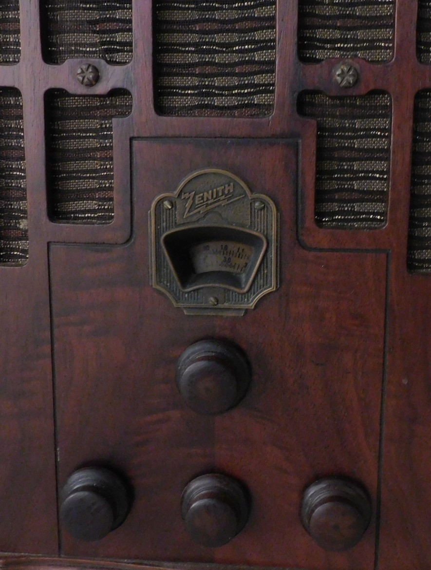 1940's Zenith Model 805 Serial #K223738. 5 Tube Cathedral Radio