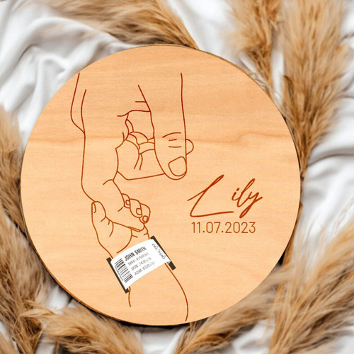 Personalisierter Holz-Armbandhalter für Neugeborene – Lasergraviertes Geburtstagsarmband & Namensschild