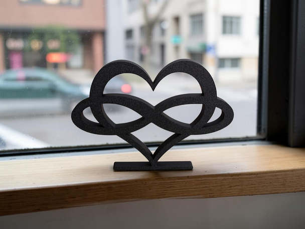Infinity heart sculpture decor — 3D‑printed PLA infinity heart ornament, minimalist modern home décor gift.