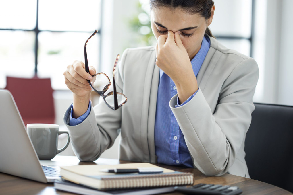 How to Block Fluorescent Lights at Work