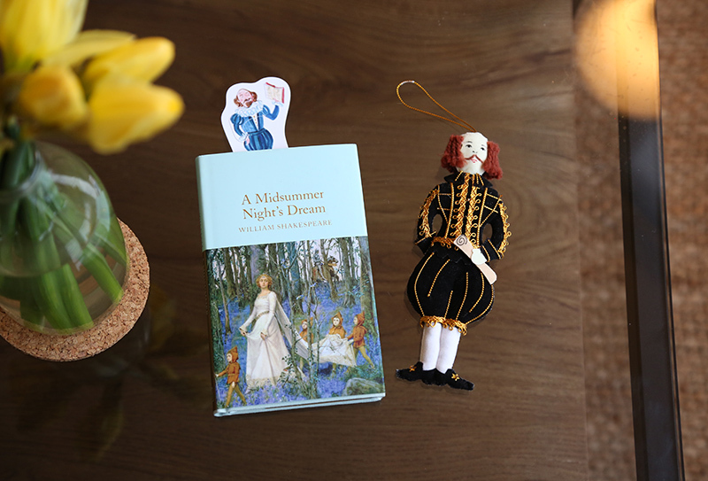 A table with a shakespeare decoration on and A Midsummer Nights Dream book