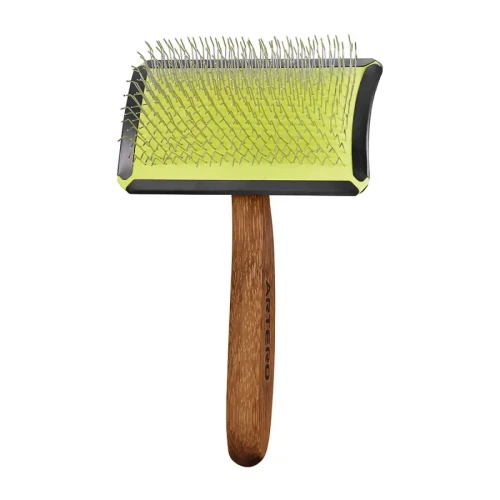 Artero Maya – Curved Slicker Brush File Pin, professional grooming tool with curved metal pins on a yellow cushioned base and a wooden handle.