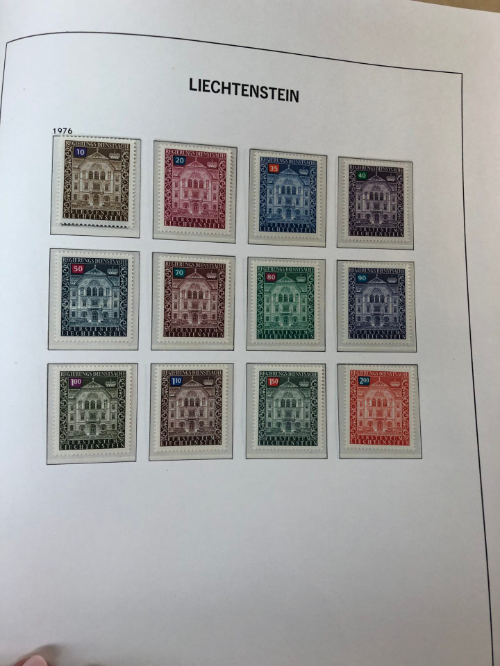 LIECHTENSTEIN – SOLID COLLECTION IN PAIR OF HINGELESS DAVO ALBUMS – 425973