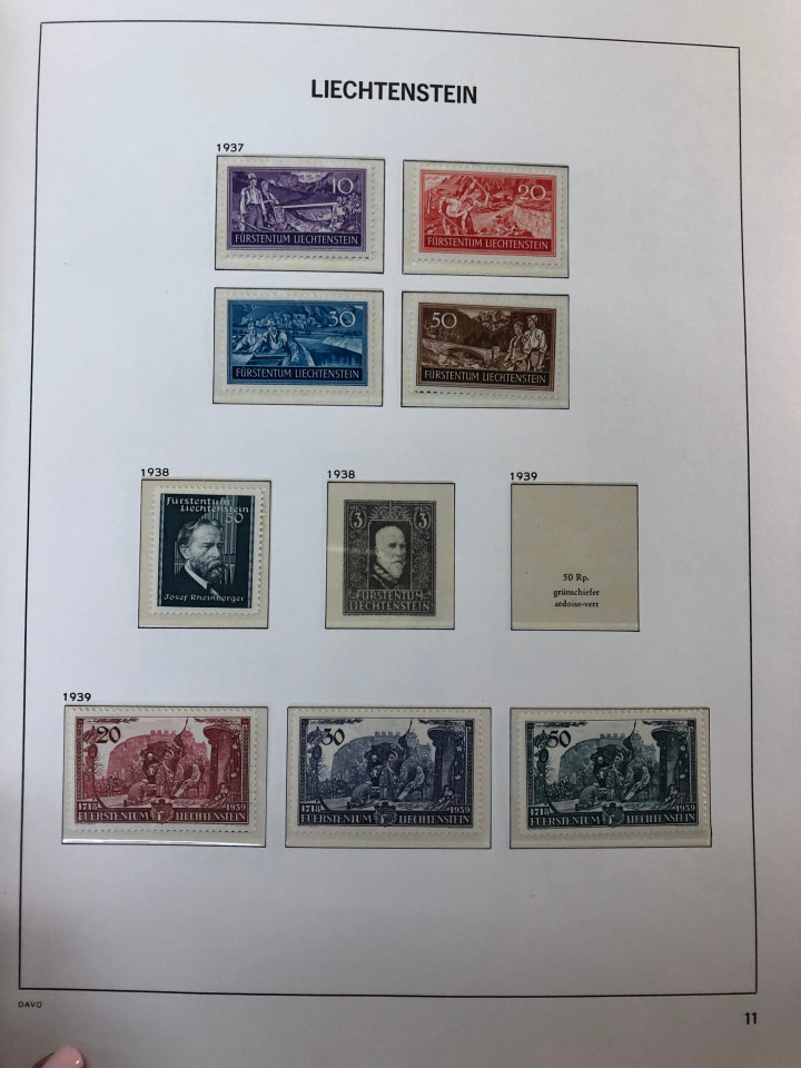 LIECHTENSTEIN – SOLID COLLECTION IN PAIR OF HINGELESS DAVO ALBUMS – 425973