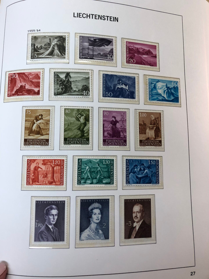 LIECHTENSTEIN – SOLID COLLECTION IN PAIR OF HINGELESS DAVO ALBUMS – 425973