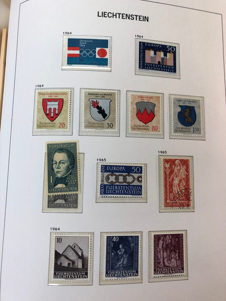 LIECHTENSTEIN – SOLID COLLECTION IN PAIR OF HINGELESS DAVO ALBUMS – 425973