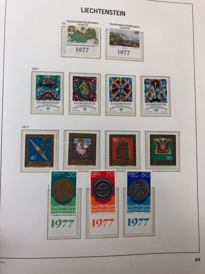 LIECHTENSTEIN – SOLID COLLECTION IN PAIR OF HINGELESS DAVO ALBUMS – 425973