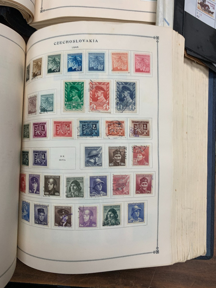 US & WORLDWIDE COLLECTION IN 3 LARGE CARTONS – 425079