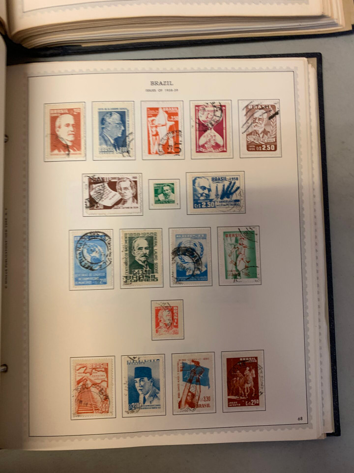 COLLECTION OF 16 SPECIALTY ALBUMS – 426323