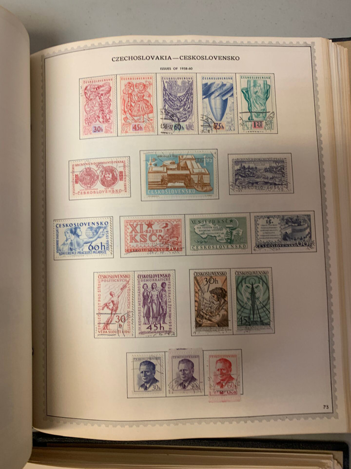 COLLECTION OF 16 SPECIALTY ALBUMS – 426323