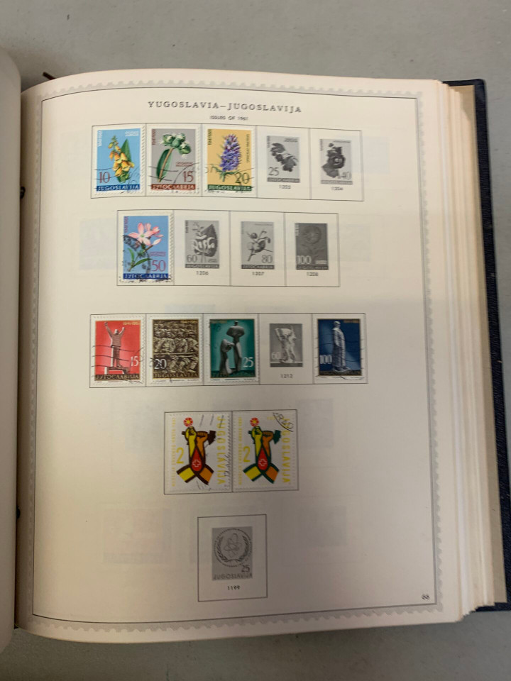 COLLECTION OF 16 SPECIALTY ALBUMS – 426323